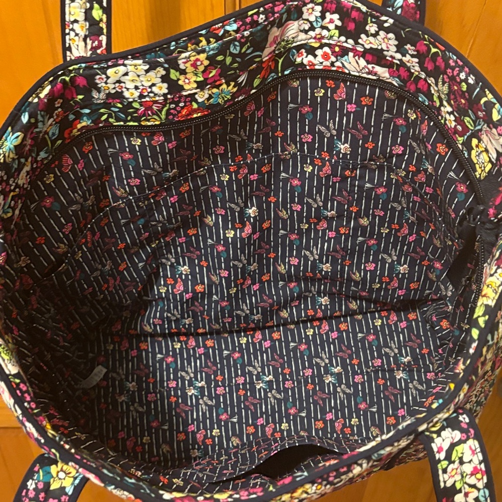Vera Bradley cotton floral Tote in Itsy Ditsy floral pattern. - Picture 4 of 9